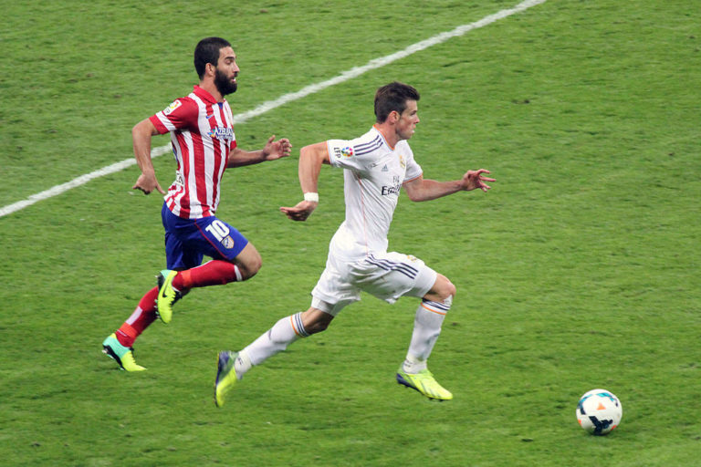 Real_Madrid_vs_Atlético_Madrid_-_28_September_2013_-_Arda_Turan_and_Gareth_Bale