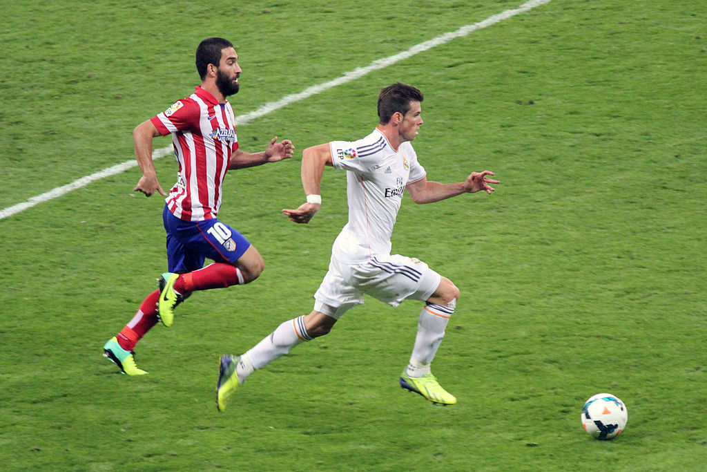 Real_Madrid_vs_Atlético_Madrid_-_28_September_2013_-_Arda_Turan_and_Gareth_Bale