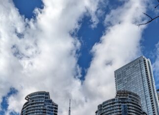 加拿大CPI通脹率十月回升至2% CN Tower in Toronto