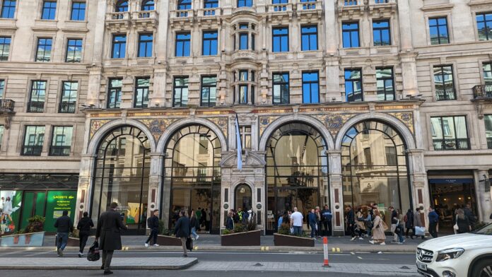 London Apple Store front