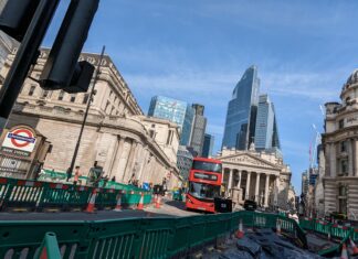 英倫銀行減息至5厘 咁官員點理解服務業通脹高企問題?